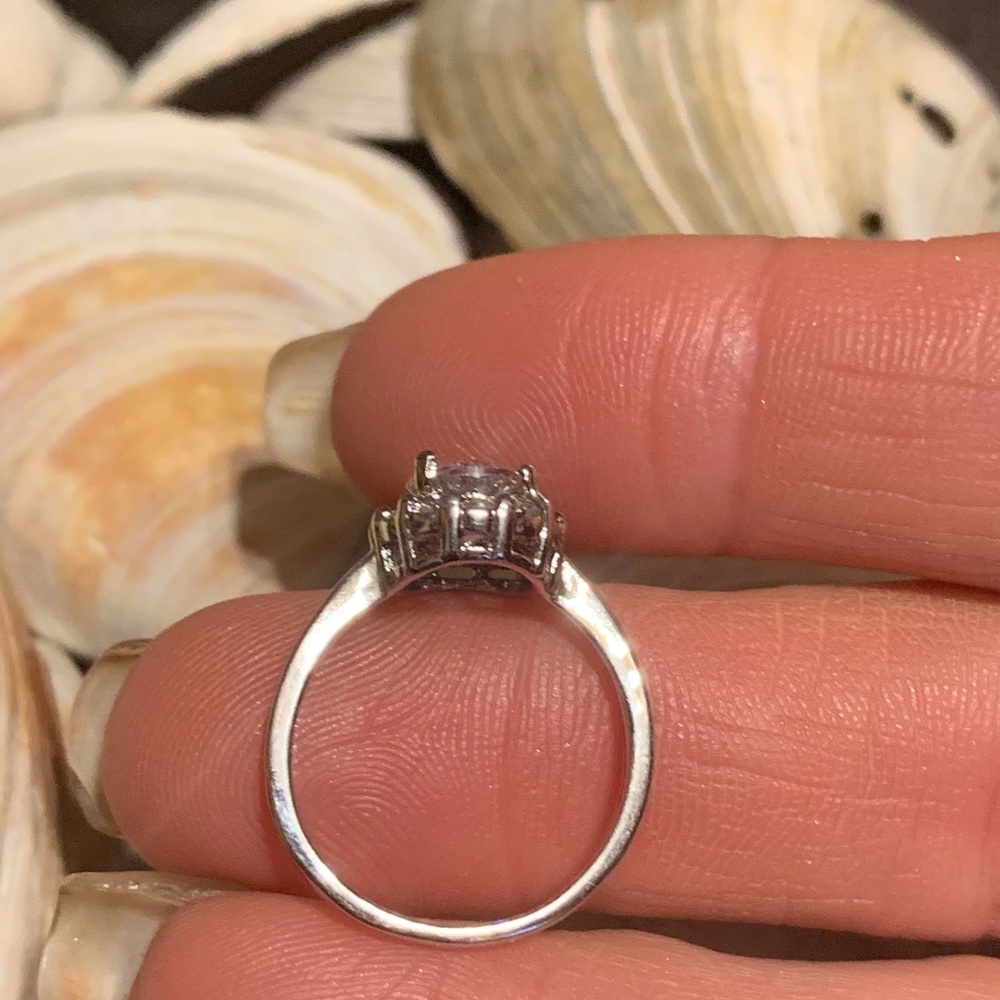 Oval white sapphire cluster ring - Picture 5 of 8